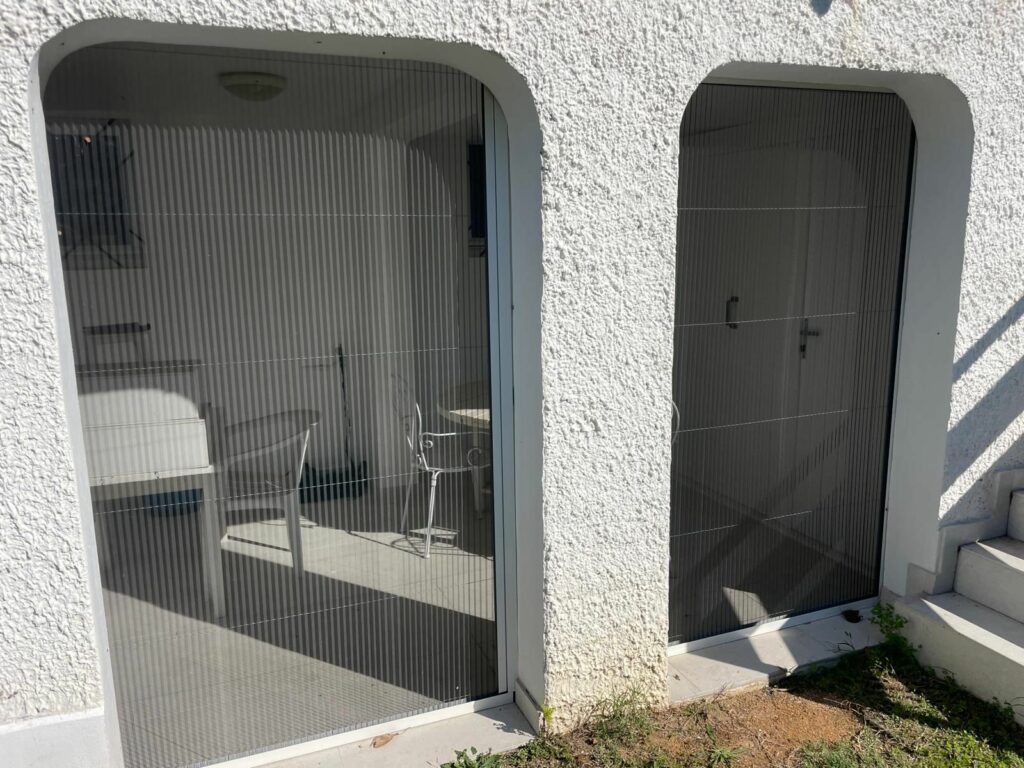 Moustiquaires sur mesure à Lyon : confort, discrétion et protection pour votre habitat 1 Moustiquaire sur mesure installée sur fenêtre et baie vitrée à Lyon pour protection contre les moustiques et insectes à l’intérieur de l’habitat.